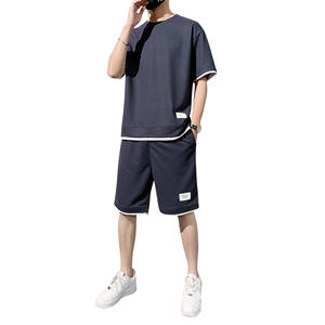 Ensemble de survêtements de sport personnalisés pour hommes, t-shirt et short de course rétro de haute qualité, logo personnalisé, fabrication thaïlandaise - Product Image 1