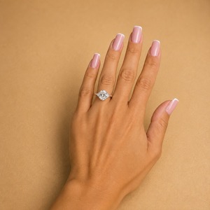 Bague de fiançailles en or blanc 14 carats avec diamant ovale de 2 carats cultivé en laboratoire, trois pierres, diamants latéraux taille triligne, clarté VVS2, couleur E, IGI - Product Image 5