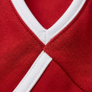 Robe de pickleball athlétique pour femmes, sans manches, col en V, dos nageur, bordure contrastante, design à rayures latérales, jupe style enveloppant avec short intégré - Product Image 6