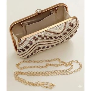 Bolso de Mano Casual Duradero con Asa de Cuentas Multicolor y Cristales de Lujo Hechos a Mano en India - Product Image 1