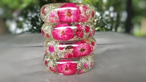 Bracelet en résine à motif floral imprimé, fleur rose unique, résine transparente, couleur personnalisable - Product Image 5