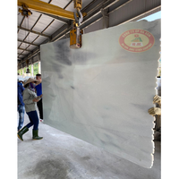 Grande dalle de marbre calcite blanc naturel, finition moderne polie, veines grises, taches bleu-gris, pour décoration murale et de sol d'appartement, prix usine
