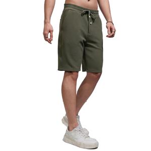 Pantalones cortos de gimnasio informales con logotipo personalizable para hombre, pantalones de chándal de malla de entrenamiento físico de poliéster 100% transpirables e impermeables de secado rápido - Product Image 1