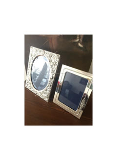 Elegante marco de fotos de metal artesanal para exhibiciones en el hogar que ofrece imágenes impresionantes, durabilidad y calidad atemporal hoy. - Product Image 3