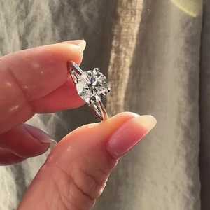 Bague de fiançailles solitaire, bague d'anniversaire de mariage, bague solitaire scintillante avec diamant de laboratoire rond de 2 carats serti à griffes, vente en gros - Product Image 1