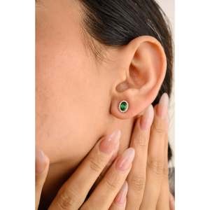 Boucles d'oreilles clous en or blanc 14 carats avec tourmaline verte taille coussin et halo de diamants - Product Image 4