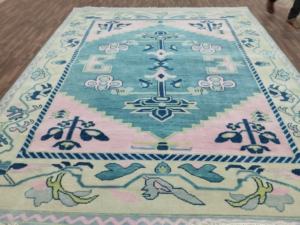 Tapis en laine noué à la main de style Oushak turc traditionnel, motif floral pastel, tapis de luxe fait main pour la décoration du salon et de la chambre. - Product Image 4