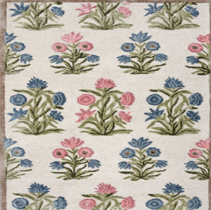 Alfombra de lana anudada a mano con vibrantes motivos florales multicolores tejidos sobre una base de lana blanca. - Product Image 1