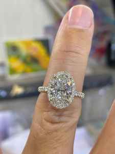 Anillo de Halo de Moissanita de Forma Ovalada de Lujo en Oro Blanco de 14K |   Anillo de compromiso con banda pavé brillante |   Joyería Fina de Diseño para Ella - Product Image 2