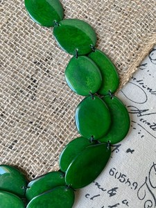 Collar de Resina Verde Ovalado con Colgante de Ángel, Joyería Hecha a Mano para Mujer, Accesorio de Moda, Cuentas de Forma Irregular, Artesanía Atemporal - Product Image 2