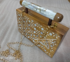 Bolso de mano de resina de lujo hecho de madera natural con adornos florales de nácar - Product Image 6