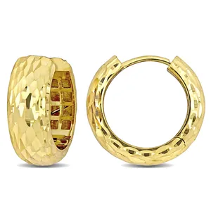 Boucles d'oreilles Huggie en or jaune 14 carats avec design taillé diamant de 17 mm, Amour - Product Image 1