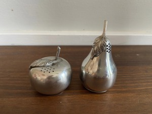 Salière et poivrière en métal argenté en forme de fruit, élégante et créative, accessoire de table pour la maison et les cafés, provenant d'Inde. - Product Image 3