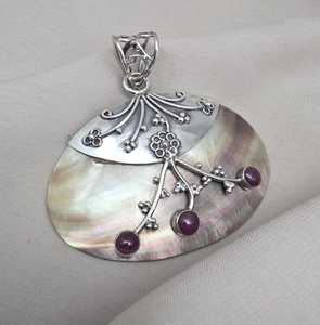 จี้เงินประดับมุกและทับทิมทรงหลังเบี้ย ทำด้วยมือ เงินแท้ 925 เครื่องประดับอัญมณี - Product Image 6