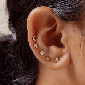 Piercing de Cruz con Diamantes Genuinos en Oro Sólido de 14K |   Labret de Diamante Real con Rosca Interna al por Mayor |   Joyería de Espalda Plana |   Zisma - Product Image 3