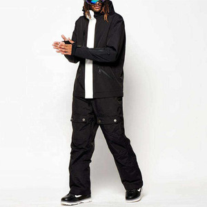 Ensemble veste de snowboard à capuche noire pour homme et pantalon cargo de ski, veste de ski d'hiver avec poches cargo latérales zippées, pour activités de plein air sur la neige - Product Image 1
