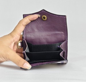 Monedero Pequeño de Cuero Genuino con Diseño Floral Repujado a Mano con Cartas de As y Piel de Vaca, Correa de Muñeca y Cierre de Botón a Presión - Product Image 4