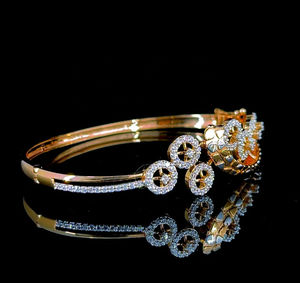 Bracelet jonc en argent sterling avec pierres rondes en grappe halo, accessoire de joaillerie fine de luxe - Product Image 3