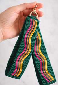 สายคล้องข้อมือแฟชั่นแบบปรับได้ประดับลูกปัด ดีไซน์สายรุ้ง Find Joy ทำมือ พร้อมสายคล้องชื่อส่วนตัวและที่ใส่กุญแจ - Product Image 4