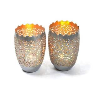 Porte-bougie minimaliste en métal, de forme contemporaine, pour une décoration moderne, offrant une lumière douce et une harmonie visuelle. - Product Image 1