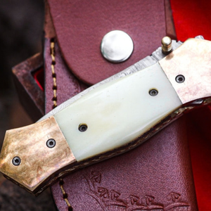 Navaja de Bolsillo Plegable Premium con Patrón Damasco Plateado, Mango Blanco Marfil y Empuñaduras de Cobre, Hoja Afilada para Actividades al Aire Libre - Product Image 3