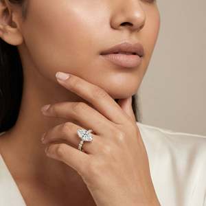 Bague de Mariage Élégante en Argent 925 avec Moissanite Taille Marquise et Accents de Pierres Rondes pour Femme - Product Image 1
