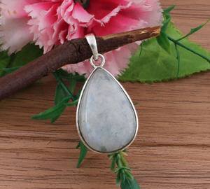 Collar con Colgante de Piedra Lunar Arcoíris Natural, Plata de Ley 925, Chapado en Platino, Engaste Vintage, Gema Auténtica con Destello Azul - Product Image 1