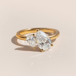 Bague de fiançailles en diamant de laboratoire, taille poire, double pierre, en or 14 carats - Product Image 2