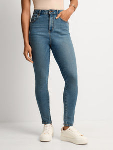 Precio al por mayor: Jeans ajustados de mujer de lavado medio con curva, transpirables, modelo 2025, pantalón vaquero de mezclilla para mujer, diseño con servicio OEM - Product Image 4