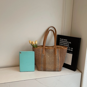 Añade un toque de encanto atemporal a tus aventuras con este bolso de hilo natural hecho a mano, que presenta una estética tejida rica y elaborada. - Product Image 4