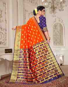 Sari Tradicional Indio de Seda Naranja con Borde Dorado Zari y Motivos Florales para Bodas, Fiestas y Festivales - Product Image 2