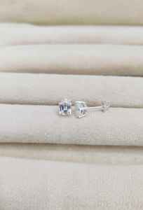 Boucles d'oreilles clous en saphir blanc, argent sterling 925, taille coussin, faites à la main, plaqué or, pierre de naissance de avril, cadeau d'anniversaire pour femme - Product Image 4