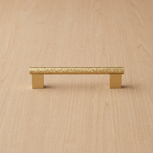 Poignée de meuble moderne en laiton massif, design martelé, pour porte, tiroir de cuisine ou commode, finition dorée, durable, pour la maison et le bureau - Product Image 1