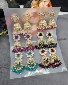 Elegante paquete de 12 pendientes Jhumkis de cristal multicolor, chapados en oro antiguo, de diseño étnico tradicional para mujer, al por mayor. - Product Image 6