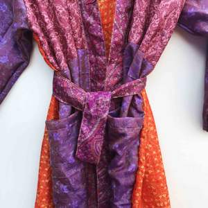 Kimono largo de patchwork, ropa de dormir, bata de noche, hecho a mano, estilo indio vintage, de seda sari reciclada. - Product Image 4