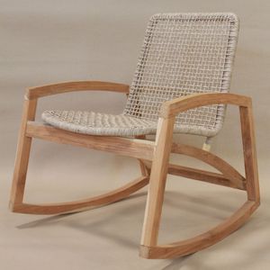 Fauteuil à bascule élégant Krista en rotin synthétique pour l'intérieur et l'extérieur - Product Image 1
