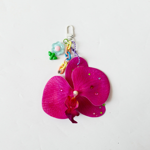 Breloque de sac en forme d'orchidée magenta faite à la main, porte-clés floral en strass, chaîne perlée, accessoires esthétiques pour sac à dos et sac à main, article cadeau - Product Image 3