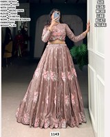 Ensemble Lehenga Classique Élégant à Manches Longues et Longueur Ras du Sol, Brodé Bhandhani, Respirant, Couleurs Contrastées, avec Effet Illusion Fait Main