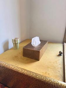 Elegante Portarrollos de Metal Dorado con Diseño Rojo, Perfecto para Mesas Auxiliares, Mesas de Centro, Escritorios y Dormitorios, Hecho en India - Product Image 6