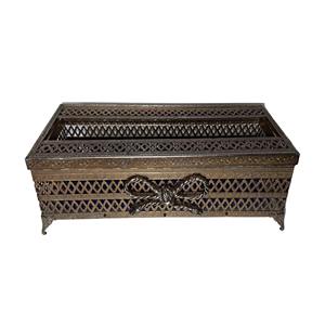 Boîte à mouchoirs en métal ornée classique, forme rectangulaire avec finition antique, parfaite pour les intérieurs élégants de maisons et d'hôtels, en provenance d'Inde - Product Image 1