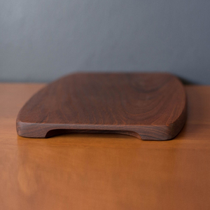Planche à découper classique en bois, de forme rectangulaire lisse avec bords arrondis et grain naturel saisissant, idéale pour couper les légumes. - Product Image 5