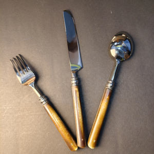 Ensemble bistro 3 pièces avec manche en résine imitation corne/ambre, comprenant une cuillère à soupe, un couteau à dîner et une fourchette à dîner. Pour les accessoires de maison - Product Image 6