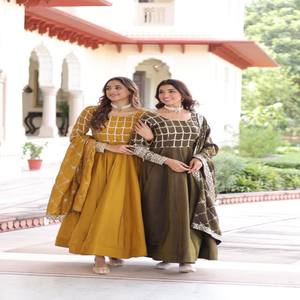 Robe en soie pour femme VASTRA COTTAGE avec broderie Zari riche en sequins, manches longues, col fantaisie et dupatta assorti - Product Image 6