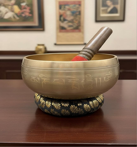 Cuenco de latón cepillado con escritura tibetana grabada para limpieza de chakras, equilibrio, sanación y terapia de sonido disponible a precios de mayorista. - Product Image 1