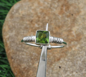 Bague Solitaire Classique Bohème en Argent Sterling 925 avec Peridote Sertie à la Main, Certifiée Jaipur - Product Image 4