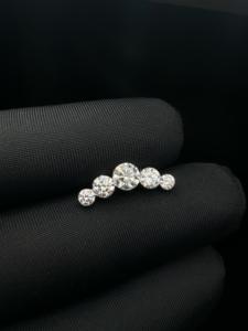 ต่างหูเพชรแล็บโกรว์แบบคลาสสิก 1.10 กะรัต ฝังแบบซ่อน ตัวเรือนโค้งเปิด พร้อมตัวล็อคแบบเกลียว ทำจากทองคำขาว 14K แท้ - Product Image 4
