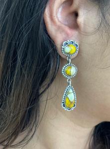 Anillo de compromiso estilo Art Deco con corte esmeralda y trilogía de diamantes de 1+ quilates con baguettes cónicas en oro amarillo, blanco, rosa y platino de 18 quilates - Product Image 5