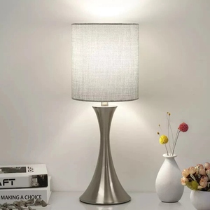 Lámpara de mesa de metal niquelado cepillado de diseño superior, base de metal tipo trompeta de lujo, pantalla de tela gris, elegante luz de noche para mesita de noche - Product Image 2