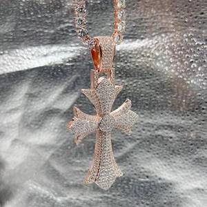 Colgante de Cruz con Incrustaciones de Diamantes, Cadena Chapada en Oro Rosa, Diamantes Redondos de Corte Brillante, Joyería Religiosa para Hombre - Product Image 5