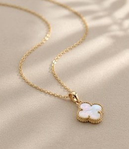 Collier pendentif trèfle à quatre feuilles couleur or avec breloque en nacre, bijou pour cadeau et usage quotidien - Product Image 2